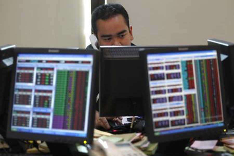 An Indonesian broker speaks on his phone while monitoring the share price at Bank Mandiri Sekuritas trading floor in Jakarta August 19, 2011. Reuters/Files