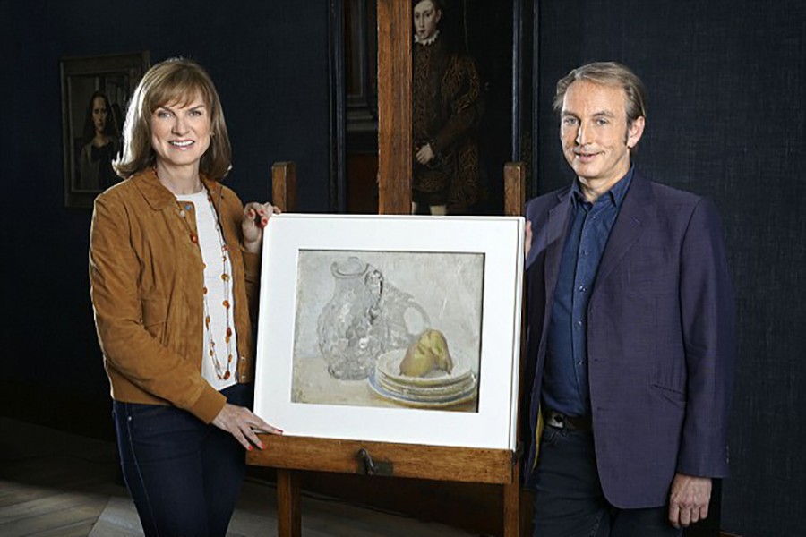 Fiona Bruce and art dealer Philip Mould with the painting 'the still life of a glass jug and pears' — BBC Studios