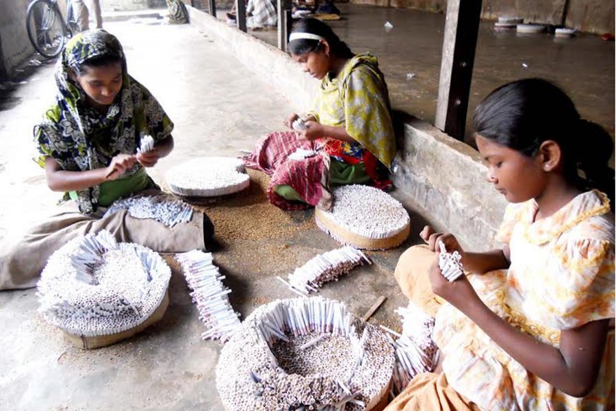 Child labourers working at a bidi factory of Haragachh in Rangpur on Saturday         	— FE Photo