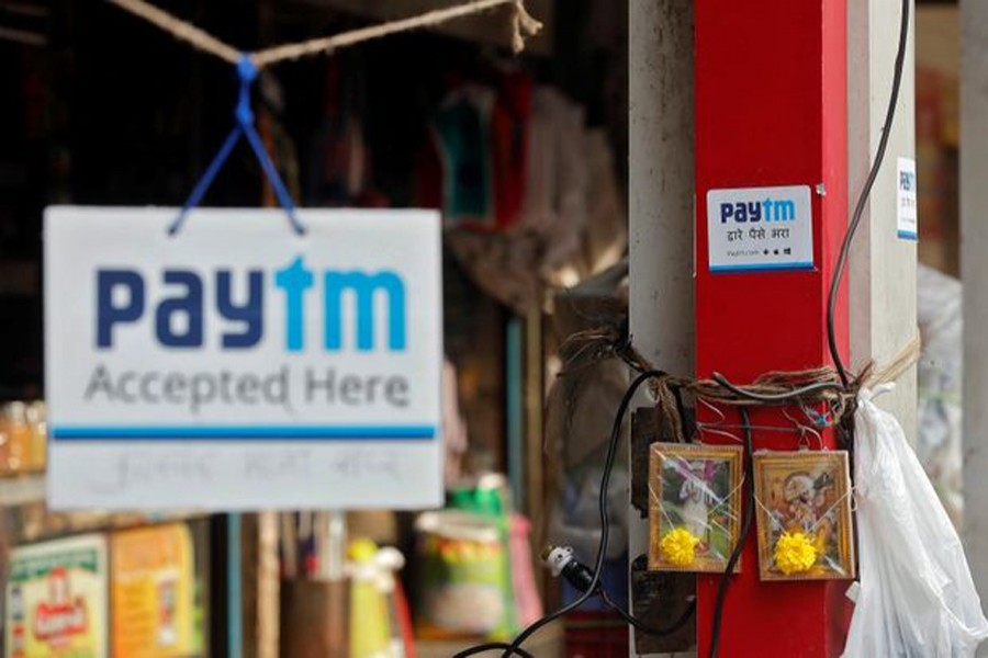 Paytm signs shown at stalls of roadside vegetable vendors in Mumbai, Nov 19, 2016. Reuters/File