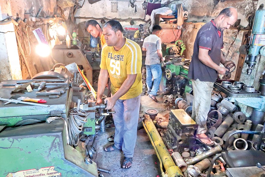 Workers seen at a workshop at city’s Dayaganj                   	— FE photo