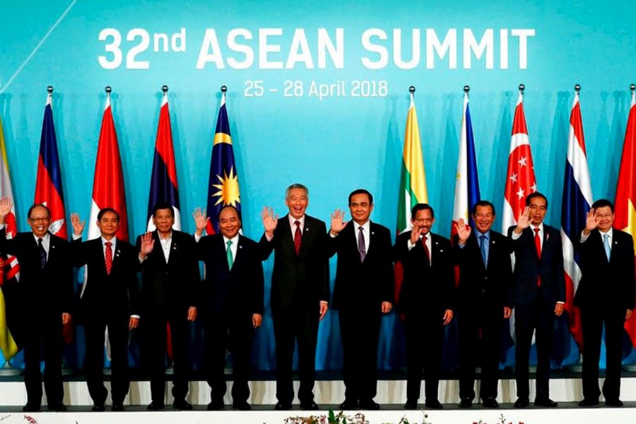 Leaders and country representatives pose for a group photo during the opening ceremony of the 32nd ASEAN Summit on Saturday, April 28, 2018, in Singapore.            —Photo: AP