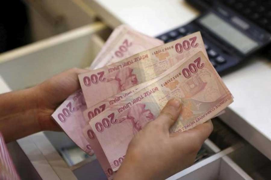 A money changer counts Turkish lira bills at a currency exchange office in central Istanbul, Turkey, August 21, 2015. Reuters/Files