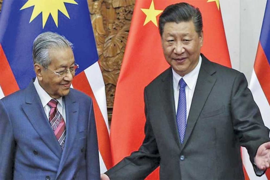 President Xi Jinping greets Malaysian Prime Minister Mahathir Mohamad at the Great Hall of the People in Beijing on August 20, 2018. During his talks with Mahathir, Xi said the two countries should be dedicated to raising the representation of developing countries in global affairs. 	—Photo courtesy: China Daily