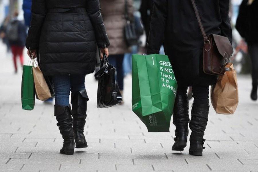 People carry their shopping bags in downtown Hamburg, Germany, January 25, 2018. Reuters photo