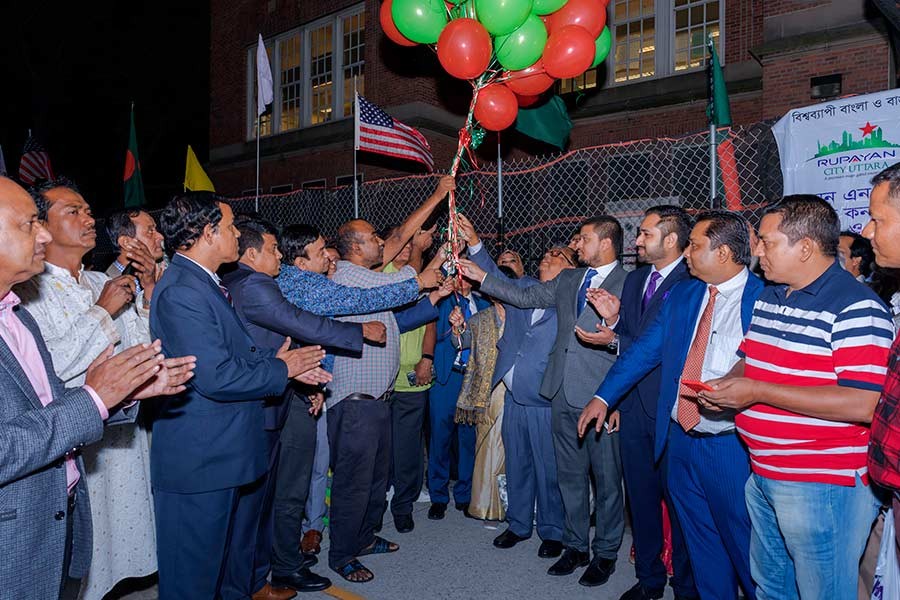 Acting Editor of The Financial Express Shahiduzzaman Khan inaugurating the  “Rupayan Global Convention and Bangladesh Trade Fair-2018” by releasing balloons at Jackson Heights in New York on Friday (September 21). -FE Photo