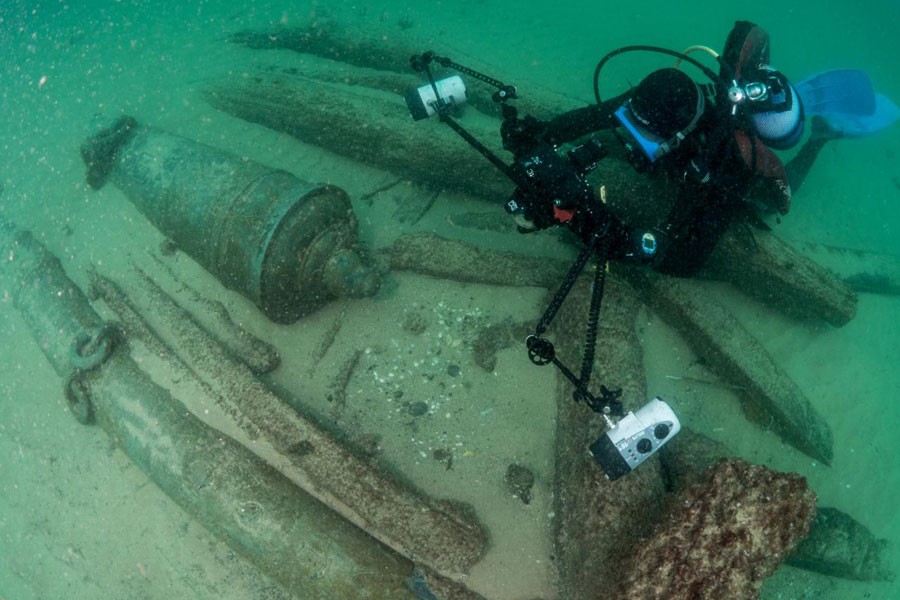 Divers are seen during the discovery of a centuries-old shipwreck, in Cascais in this handout photo released September 24, 2018 - Augusto Salgado/Cascais City Hall/Handout via Reuters