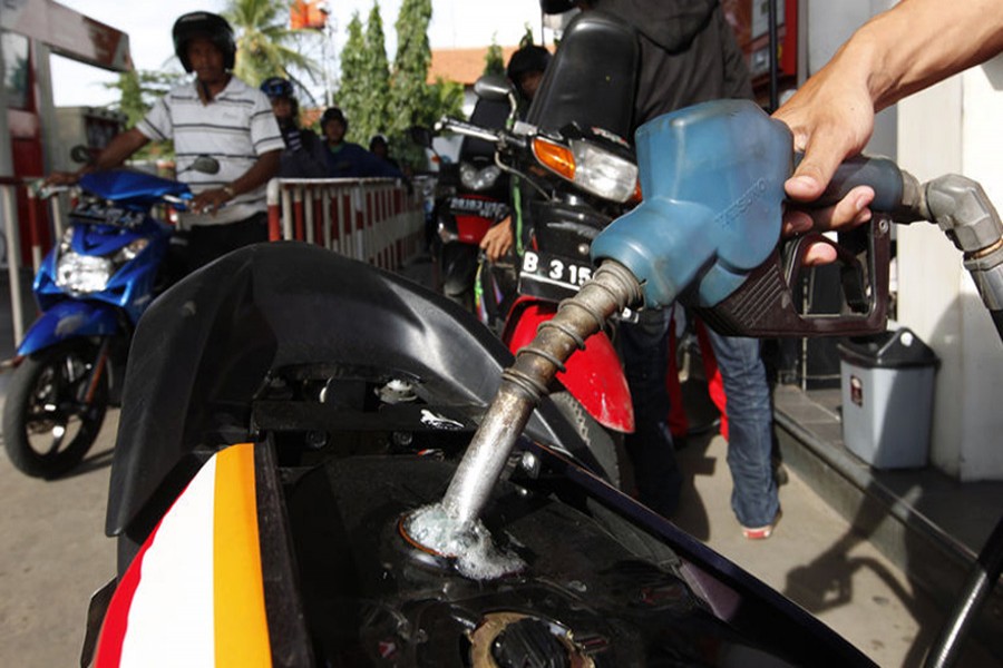 Motorists queue for fuel at a fuel station in Jakarta March 30, 2012. Reuters/Files