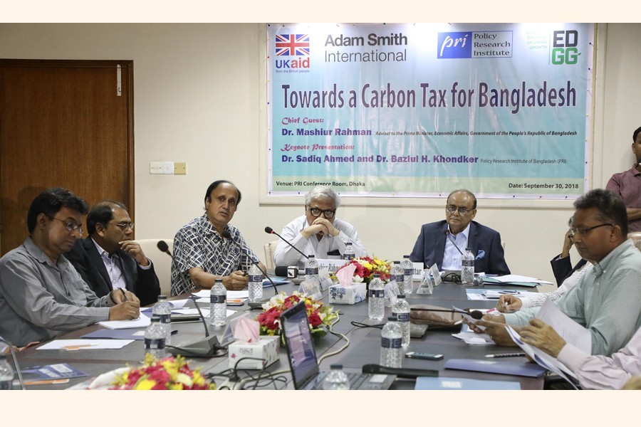 Dr Sadiq Ahmed, vice-chairman of Policy Research Institute (PRI), presenting the keynote paper on 'A carbon Tax for Bangladesh' at a programme jointly organised by UKaid, Adam Smith International, PRI and EDGC in the city on Sunday. Dr Mashiur Rahman, economic affairs adviser to the Prime Minister, attended the programme as the chief guest while Dr Zaidi Sattar, chairman of PRI, presided over it — FE photo