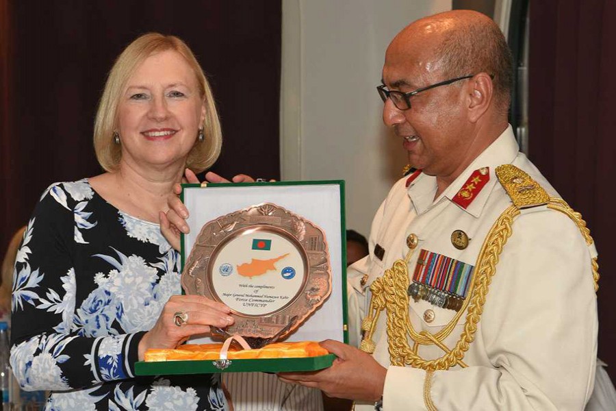 Major General Mohammad Humayun Kabir receiving award from Special Representative of the UN Secretary-General/Head of Mission, Elizabeth Spehar                       - Photo: Courtesy