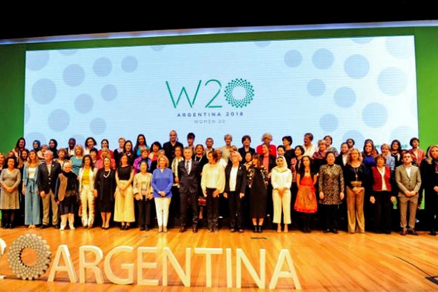Group photo of the delegates who participated in the Women 20 Summit in Buenos Aires, after delivering their document of recommendations to Argentine President, Mauricio Macri (C). The proposals will form part of the agenda of the Group of 20 (G20) summit, to be held November 30- December 01 in the Argentine capital. —Photo credit: G20