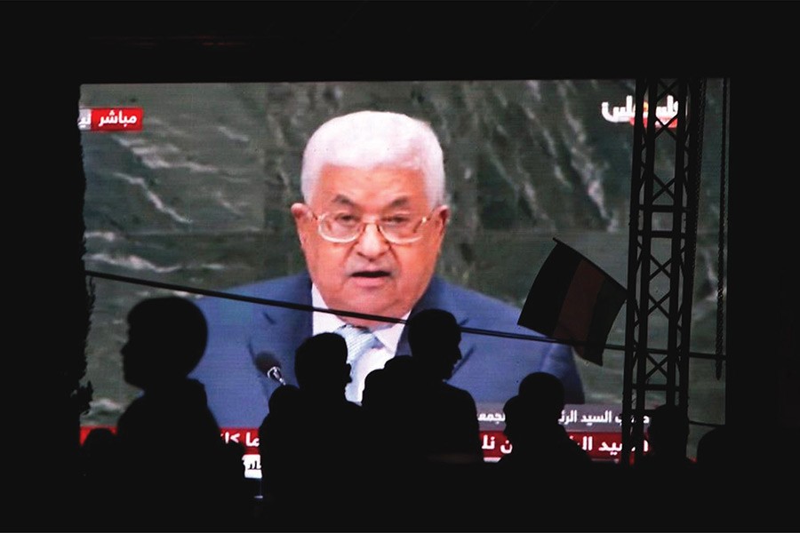 Palestinians watch a broadcast showing a speech by Palestinian President Mahmoud Abbas at the UN General Assembly on September 27, 2018  shown on TV in the West Bank city of Nablus.            —Photo: AP