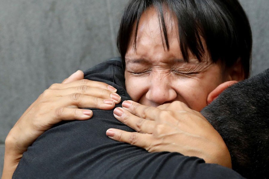 Mourners of the municipal lawmaker Fernando Alban react outside the headquarters of Bolivarian National Intelligence Service (SEBIN) in Caracas, Venezuela October 8, 2018 - Reuters