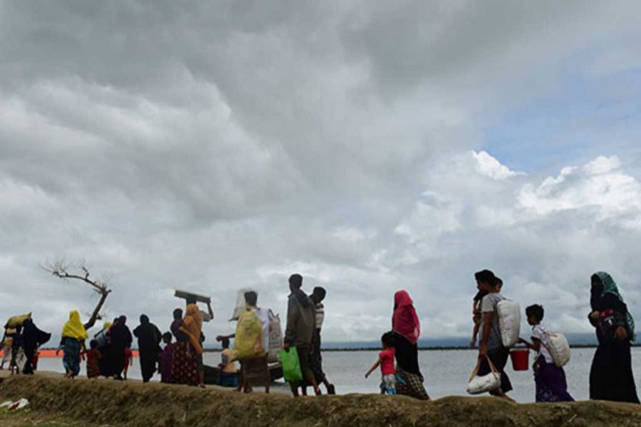 Rohingya people enter Bangladesh territory through Teknaf bordering area. UNB File Photo