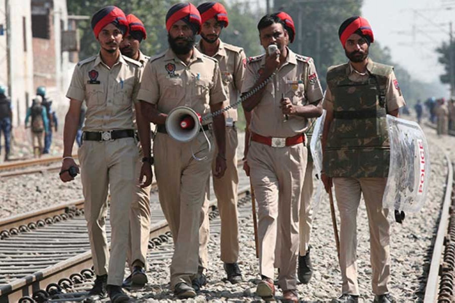 Angry mob pelts stones at police at site of Indian rail accident