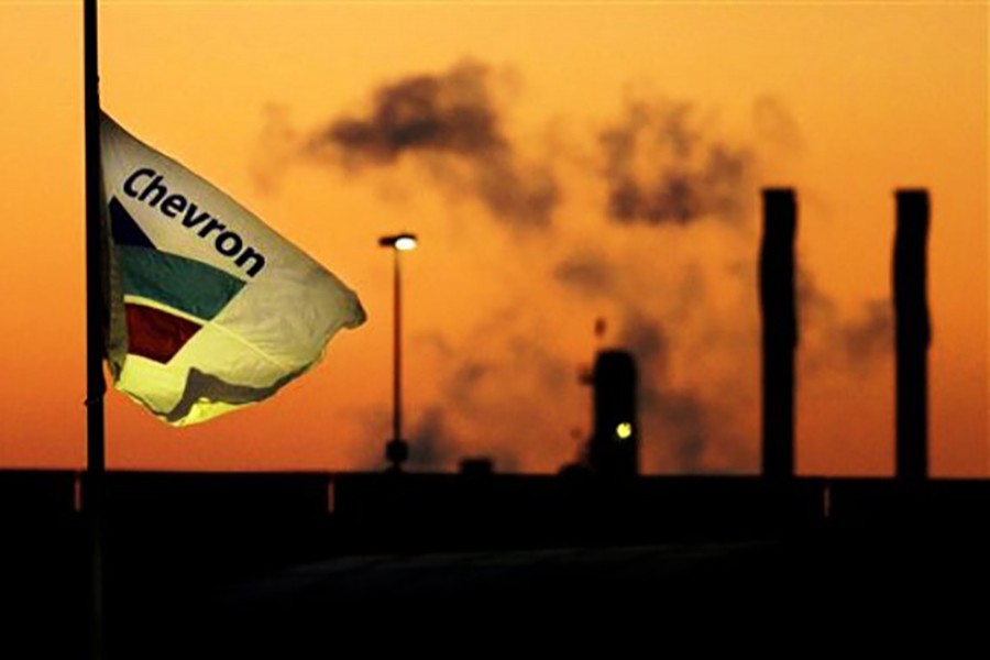 Smoke billows from a ChevronTexaco refinery in Richmond, California on July 26, 2005 — AP/File