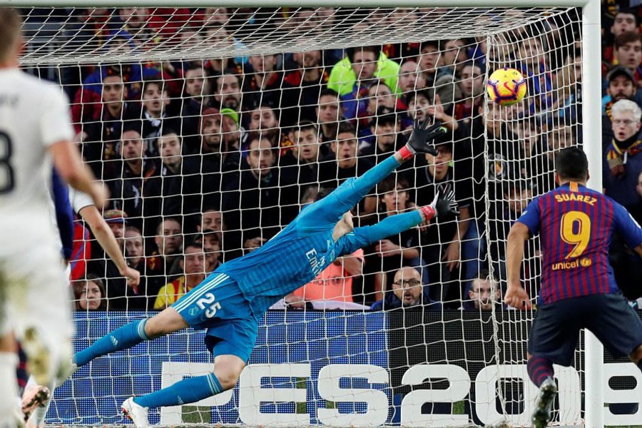 Soccer Football - La Liga Santander - FC Barcelona v Real Madrid - Camp Nou, Barcelona, Spain - Barcelona's Luis Suarez scores their third goal - Reuters