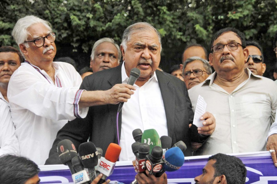 Jatiya Oikyafront leader Dr Kamal Hossain speaking at a human chain programme in front of the National Press Club in Dhaka city on October 7, 2018 — Focus Bangla/Files