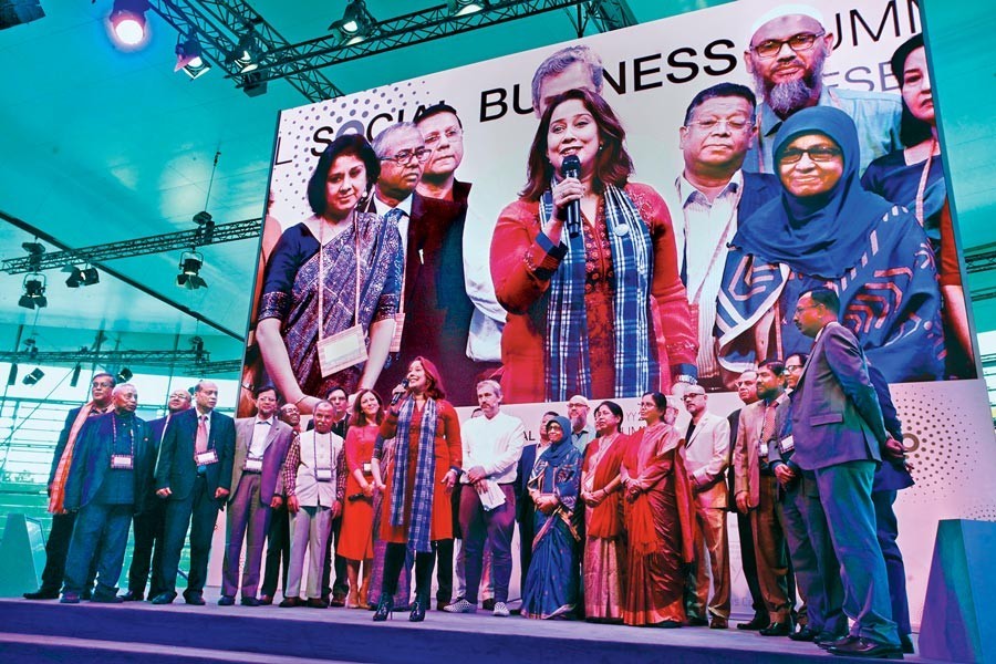 Monica Yunus singing with Yunus Centre delegation members at the inaugural session of Global Social Business Summit 2018 in Wolfsburg, Germany on Thursday — Collected