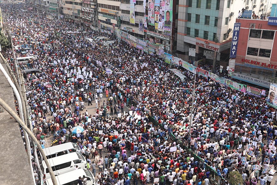 BNP hopefuls along with activists in hundreds gather in front of the party's Nayapaltan central office in the city on Tuesday to collect nomination papers for the upcoming Jatiya Sangsad polls — FE Photo used for representational purpose