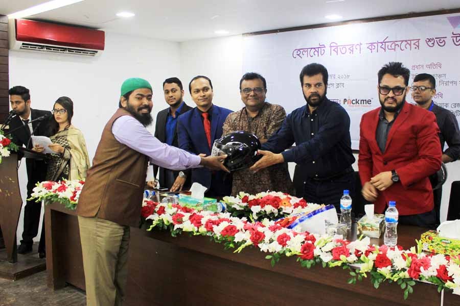 Piickme distributes helmet to riders