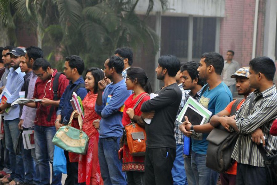 A queue of youths is seen outside the Central Public Library in the capital city on December 1, 2015. Every day, thousands of students and job seekers use the library for their study and work — Xinhua/File