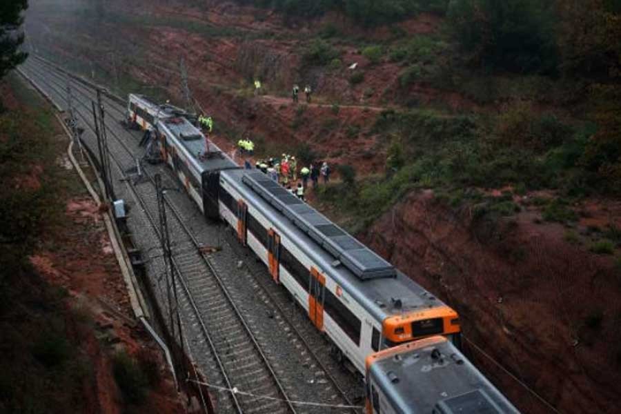 Train derails near Barcelona killing one