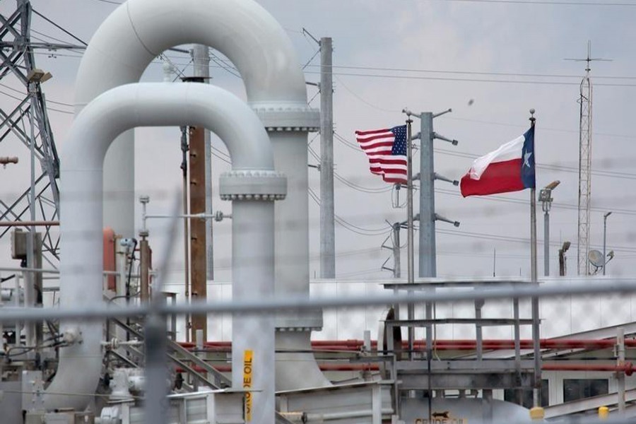 A maze of crude oil pipe and equipment is seen with the American and Texas flags flying in the background during a tour by the Department of Energy at the Strategic Petroleum Reserve in Freeport, Texas, US June 9, 2016. Reuters/Files