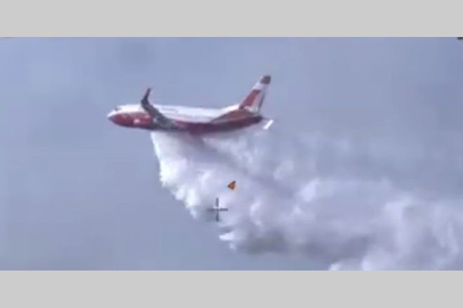 Modified Boeing 737 used to fight wildfire for first time