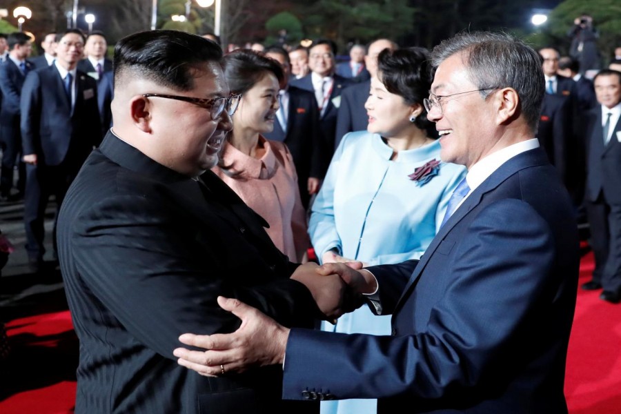 South Korean President Moon Jae-in, North Korean leader Kim Jong Un, Kim's wife Ri Sol Ju and Moon's wife Kim Jung-sook attend a farewell ceremony at the truce village of Panmunjom inside the demilitarised zone separating the two Koreas, South Korea, April 27, 2018. Korea Summit Press Pool/Pool via Reuters