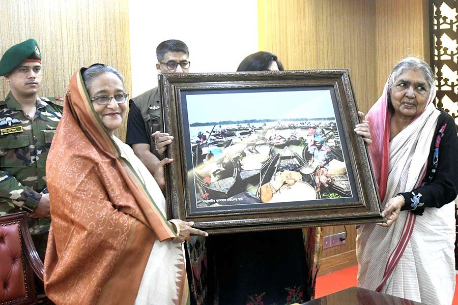 Agriculture Minister Matia Chowdhury handing over a photograph on a 200-year-old floating “Rice Haat” to Prime Minister Sheikh Hasina at the outset of Monday's cabinet meeting. -Focus Bangla Photo