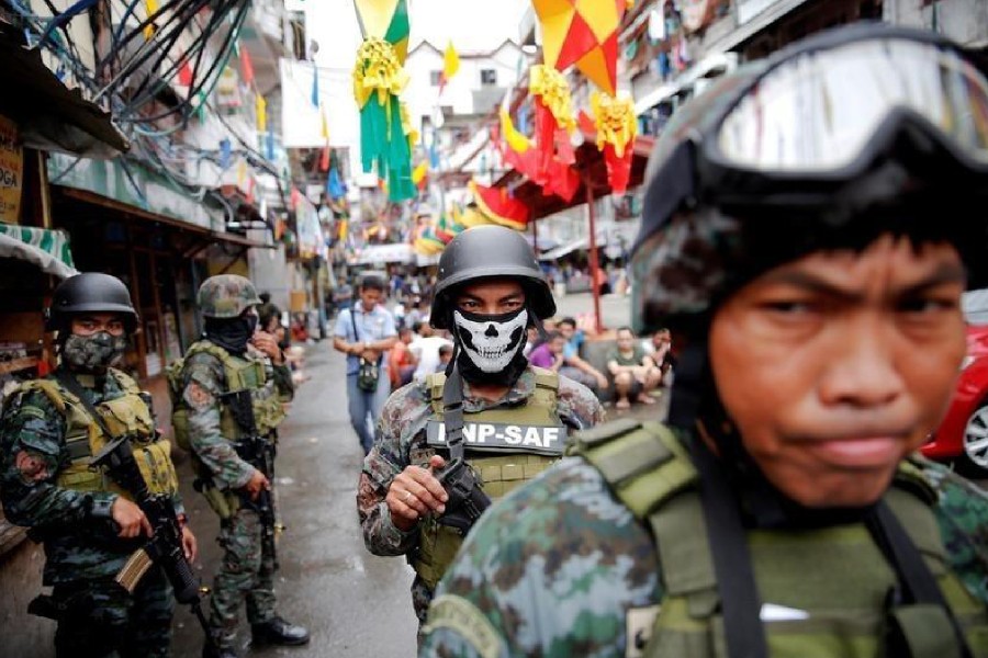 Armed security forces take a part in a drug raid, in Manila, Philippines, October 7, 2016 - Reuters/Damir Sagolj/File Photo