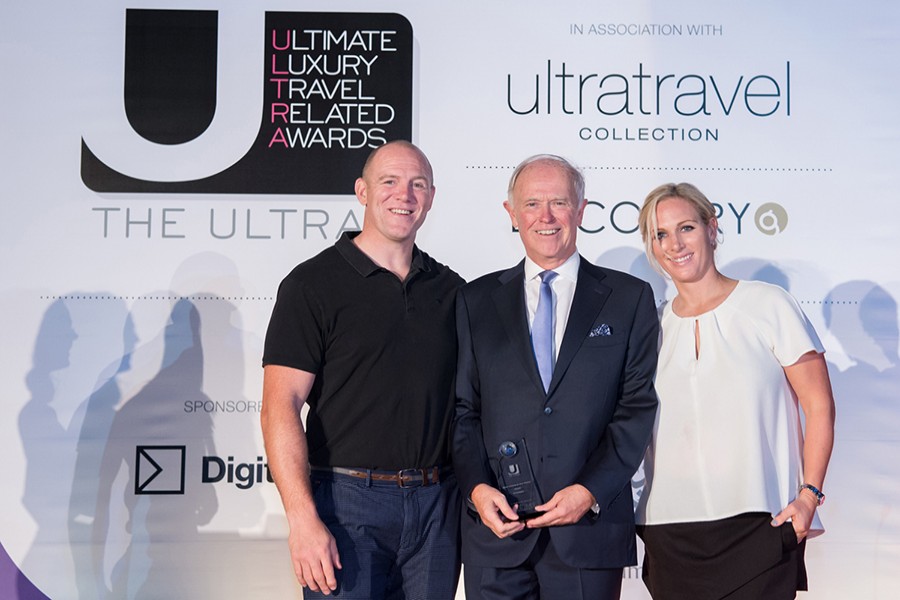 Tim Clark, President of Emirates Airline (C), receiving the ‘Best Airline in the World’ award from Mike Tindall (L) and Zara.