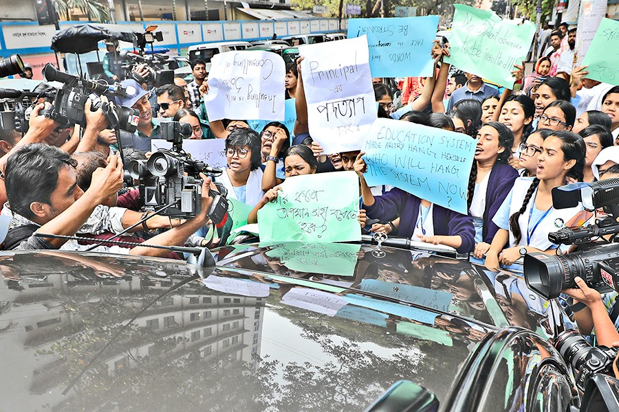 Students of Viqarunnisa Noon School and College (VNSC) agitating over the suicide of a fellow student in front of the Education Minister's car on the school premises in the city on Tuesday — FE photo