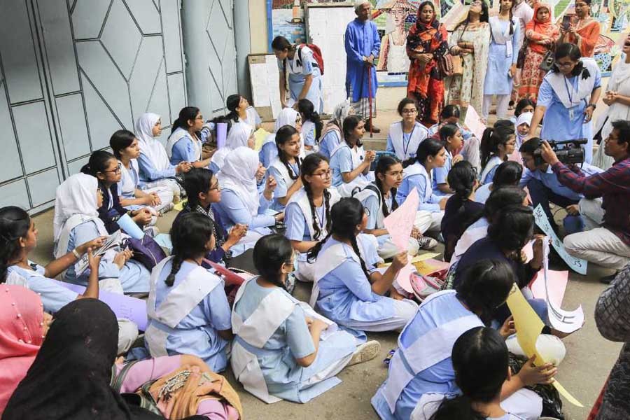 Viqarunnisa students call off protest