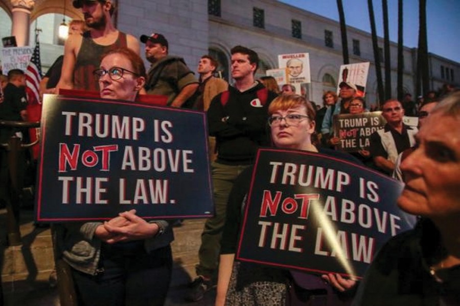 Protesters call for the protection of the investigation led by Special Counsel Robert Mueller in a demonstration in Los Angeles, November 08, 2018.             —Photo: Reuters   