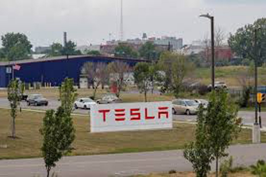 Cars pass by the Tesla Inc. Gigafactory 2, which is also known as RiverBend, a joint venture with Panasonic to produce solar panels and roof tiles in Buffalo, New York, US, August 3, 2018. Reuters/Files