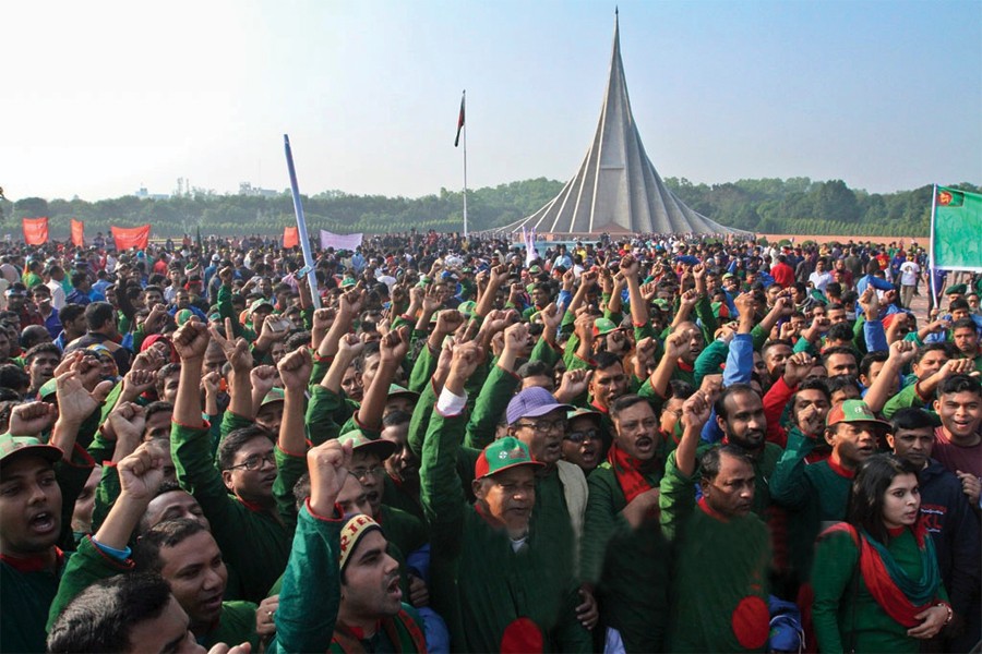 Thousands of people at the National Martyrs' Memorial ,  Savar on the Victory Day, 2018 make a pledge to uphold the spirit of independence.     —Photo: bdnews24.com 