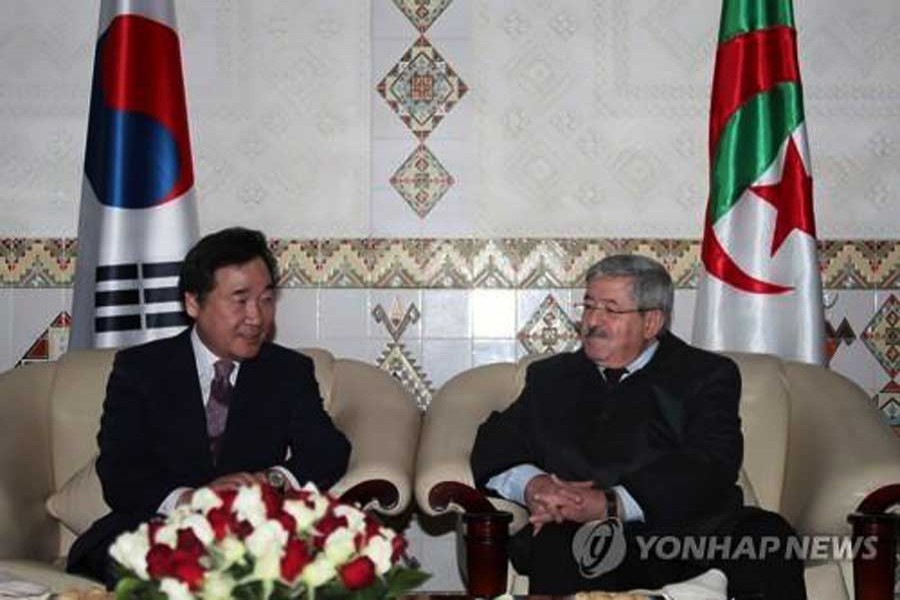 South Korean Prime Minister Lee Nak-yon (L) holds talks with his Algerian