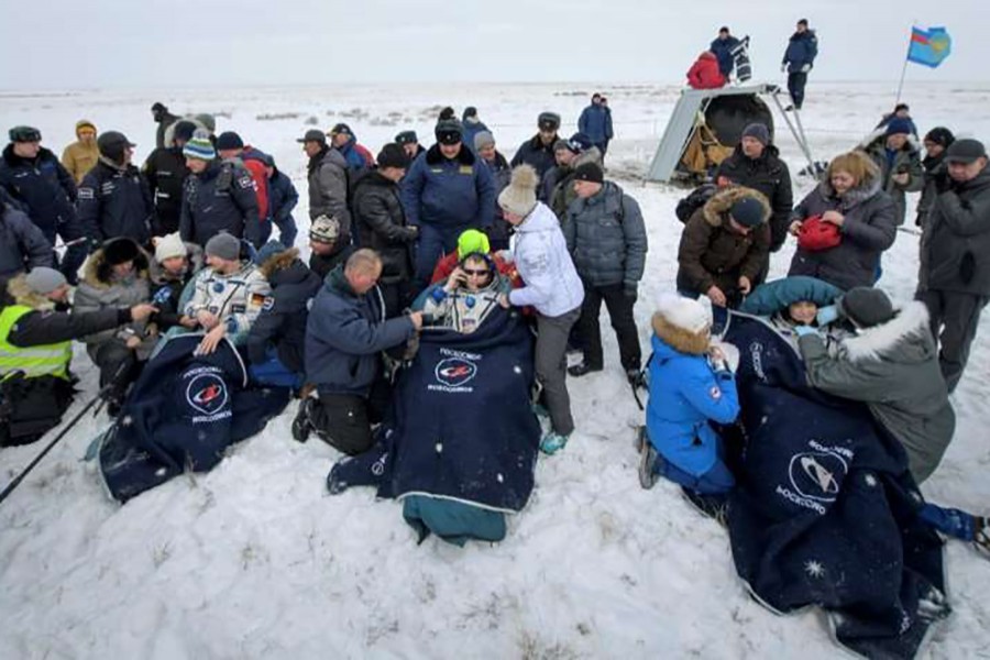 Rescuers pulled the crew members out of the capsule. Internet photo