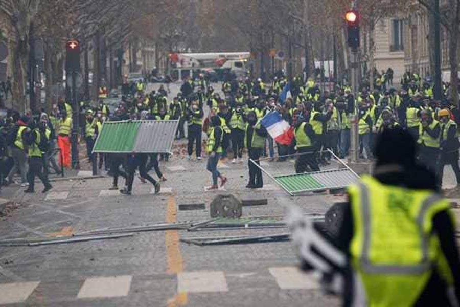 Yellow Vest protesters, police clash in Paris