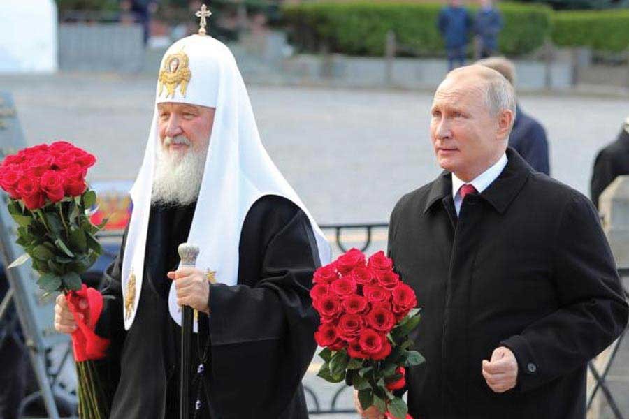 Russian President Vladimir Putin and Patriarch Kirill, the head of the Russian Orthodox Church, lay flowers at the monument of Minin and Pozharsky on Red Square near the Kremlin, in Moscow on November 04, 2018.  —Photo: Sputnik/Mikhail Klimentyev/Kremlin