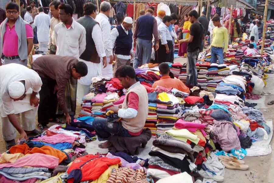 Buyers thronged makeshift warm clothes shops in the Rangpur station area on Monday 	— FE Photo