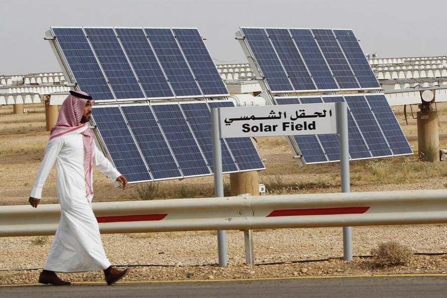 Saudi Arabia, the world's biggest oil exporter, wants to start exporting solar power by 2019.         —Photo: Reuters