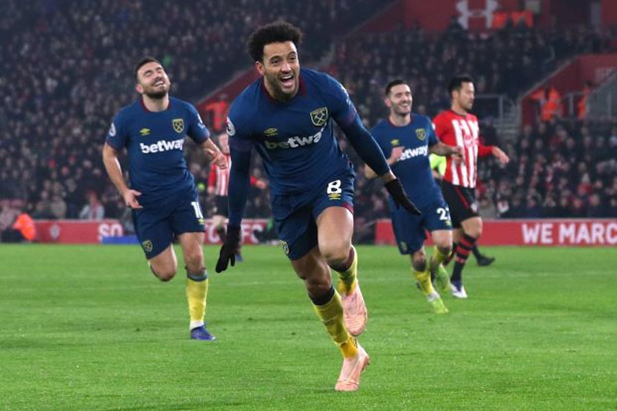 West Ham United's Brazilian midfielder Felipe Anderson celebrating after scoring their second goal during the English Premier League football match against Southampton at St Mary's Stadium in Southampton, southern England on Thursday 	— Internet