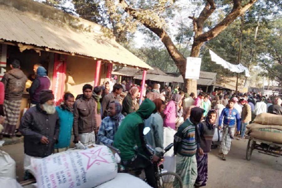 Traders at the Kaliganj Haat beside the Tanore-Rajshahi Highway under Tanore upazila in Rajshahi    	— FE Photo