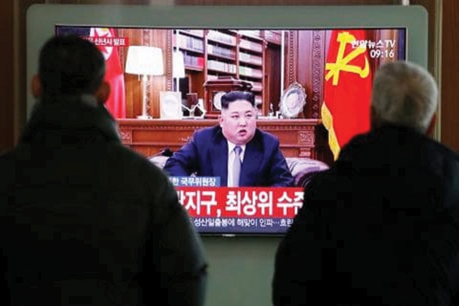 KIM JONG UN WARNS US IN NEW YEAR SPEECH: People watch a TV screen showing North Korean leader delivering a New Year's speech, at Seoul Railway Station in Seoul.  —Photo: AP