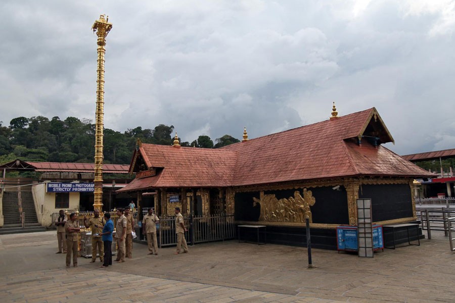 Police stand inside the premises of the Sabarimala temple in Pathanamthitta district in Kerala, India, October 17, 2018 - REUTERS/Sivaram V/Files