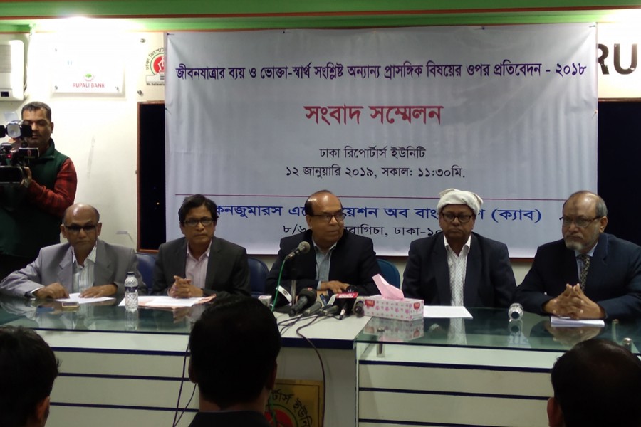 Consumers Association of Bangladesh President Ghulam Rahman presents a study on ‘the condition of cost of living and consumers’ interest related other issues’ at Dhaka Reporters Unity in Dhaka city on Saturday. FE Photo