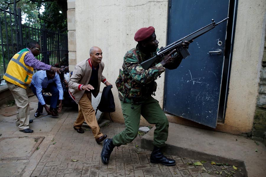 Nairobi attack: Hotel gunmen in armed standoff with police